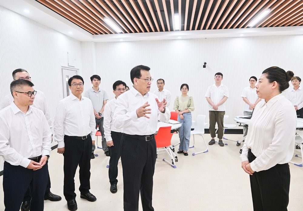 袁家军:发挥优势 服务全局 加快建设特色高水平大学